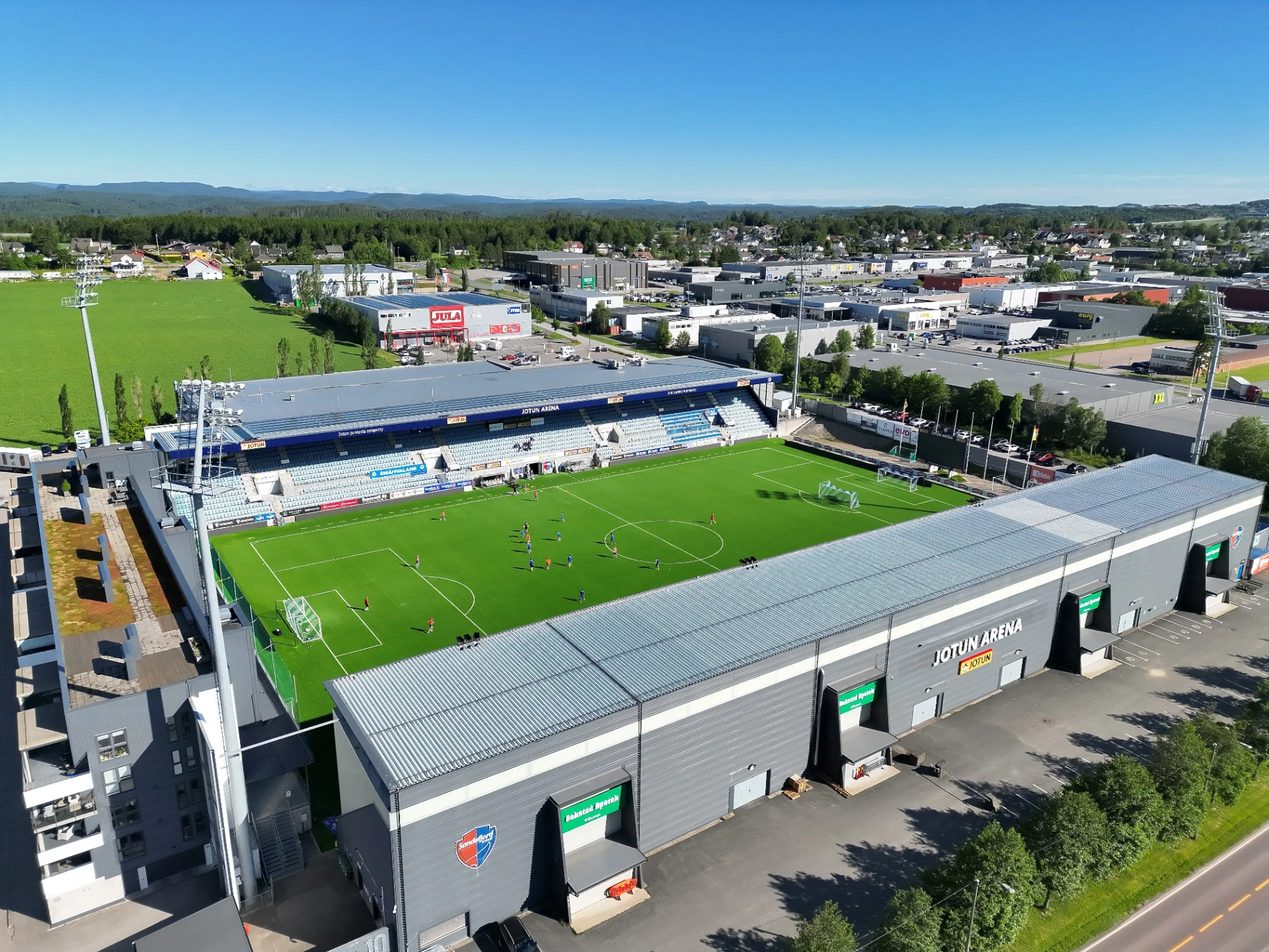 Luftfoto av Jotun Arena og næringsparken på Pindsle i Sandefjord